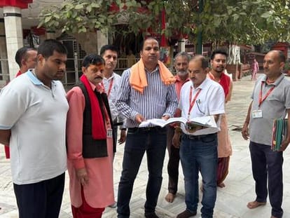 बाबा बालक नाथ मंदिर में चल रहे विकास कार्यो का जायजा लेते उपायुक्त राहुल कुमार। संवाद