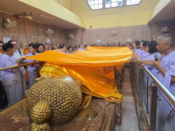 A group of Thai Buddhist monks reached Kushinagar, offered cheever