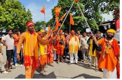 Devotees set out on the journey to Bageshwar Dham