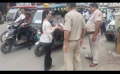 The girl did not have money to pay the fare, the e-rickshaw driver took her to the examination center for free