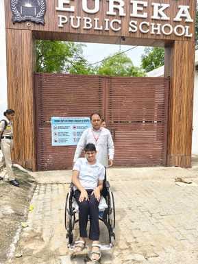 Volunteers took the handicapped candidates to the center