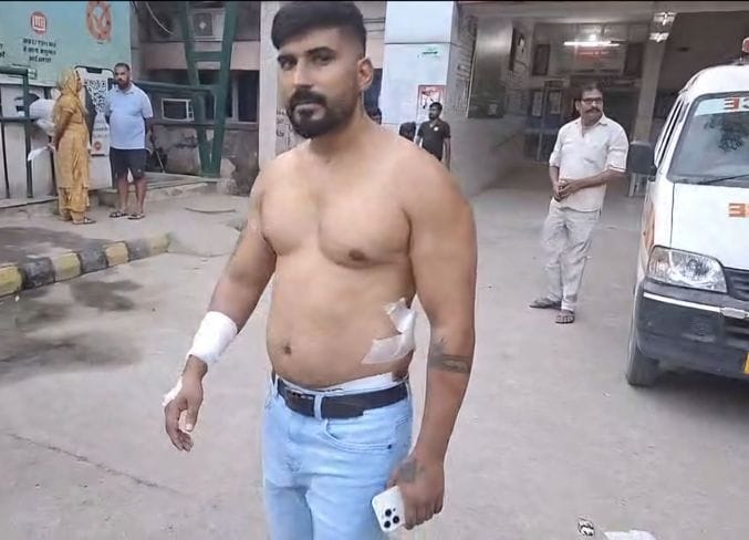 Two friends were attacked with sharp weapons in money transaction