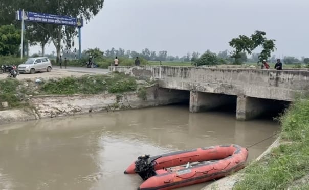 Uncle jumps into the canal to save his nieces who are drowning, uncle dies, nieces go missing