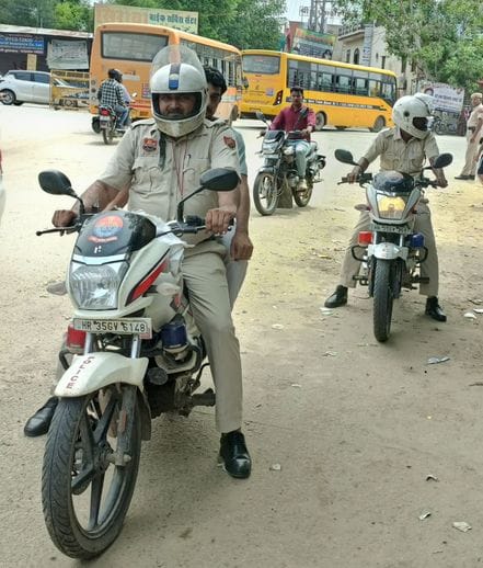 Policemen became troubleshooters for the students and took them to the centre