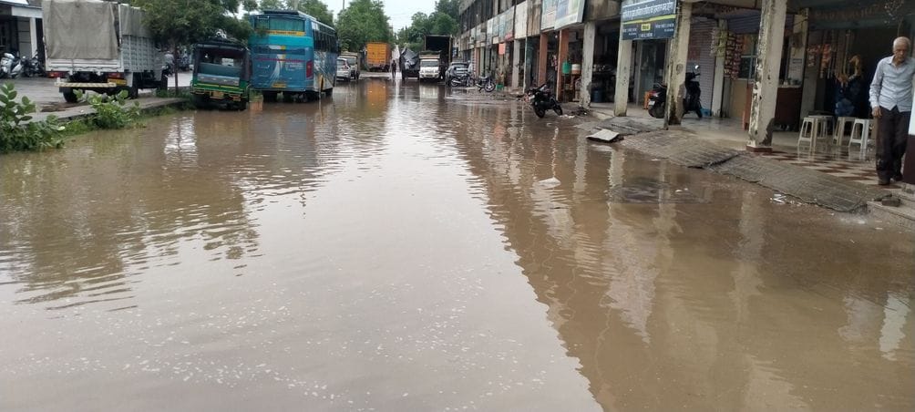 Waterlogging in the city due to two and a half hours of rain