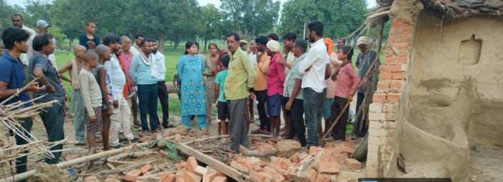 A wall wet with rain collapsed, a woman died after being buried under it, 10 injured