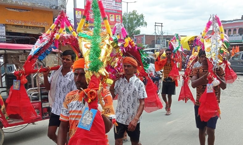 Kanwadiyas came out with enthusiasm...Police diverted the route