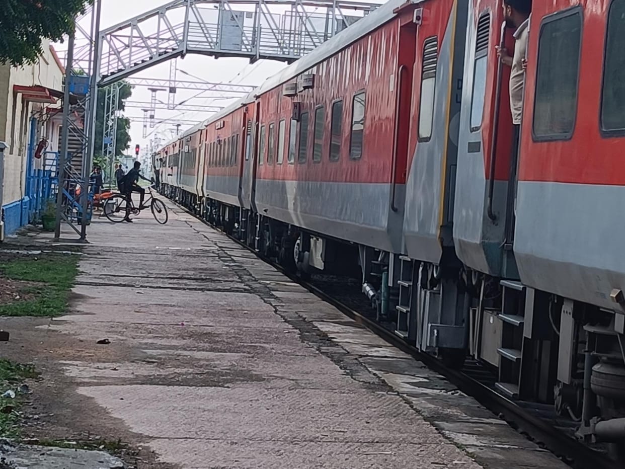 Unchahar Express reached Kanchausi three hours late