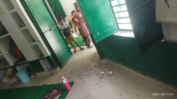 Children's lives are in danger, plaster is falling in the classroom, they study under trees