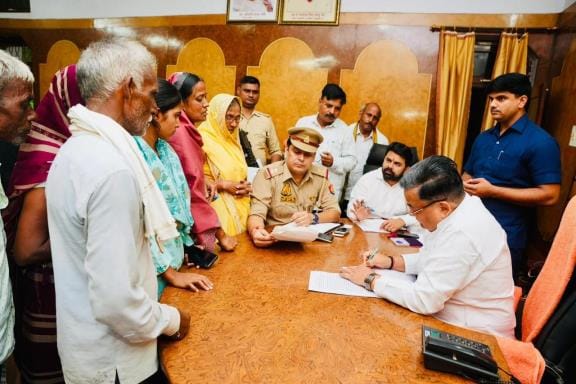 Tourism Minister Jaiveer Singh listened to the problems of the public