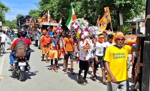 From Kachla Ghat to the highway, chants of Bhole reverberated, Kanwariyas danced in groups