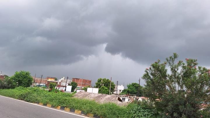 Clouds remained in the sky, farmers were worried due to lack of rain