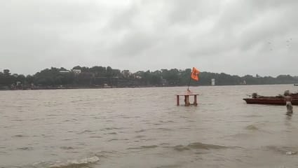 Water level rises up to 4 feet on Narmada ghats, alert issued in low lying areas
