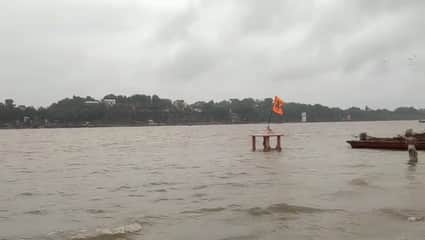 नर्मदा के घाटों पर बढ़ा जलस्तर