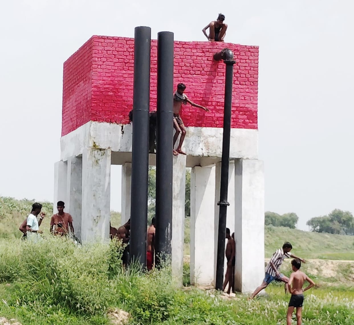 Danger: Children taking bath in tubewell tank to get relief from heat