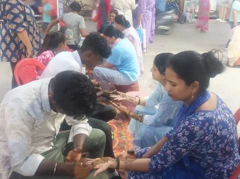 Women buy Hari bangles, bangles decorated with mehndiWomen buy Hari bangles, bangles decorated with mehndi