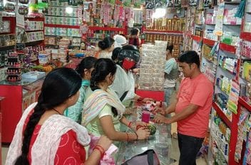 The market is full of excitement for Hariyali Teej, women are shopping