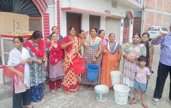 Water shortage in Telibagh, women stage protest