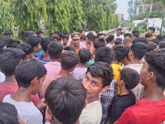 Insect found in mess food, student sitting on sit-in