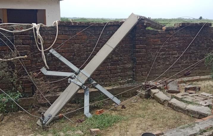 A cut tree fell on the power pole, power supply disrupted