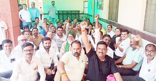 Lawyers shouted slogans against the officers on the second day in Puwaiyan