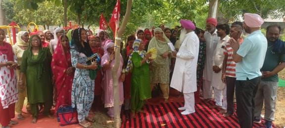 Mid-day meal worker union gave memorandum to the MLA