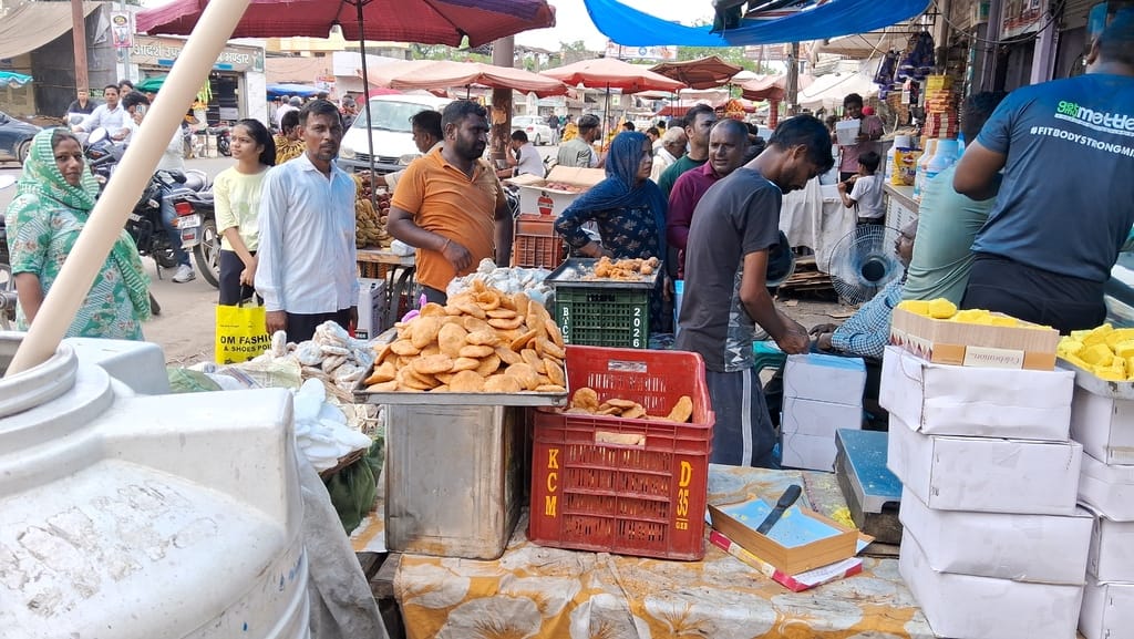 Crowds gathered at sweet shops on Teej, demand for Ghevar and Papdi increased