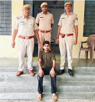 पुलिस की गिरफ्त में आरोपी