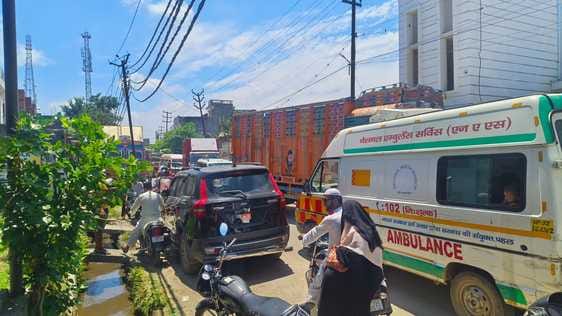 Two ambulances got stuck in the traffic jam, the condition of the pregnant woman and the injured youth deteriorated