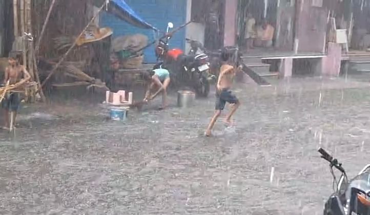 सड़को पर जमा बारिश के पानी में मस्ती करते बच्चे