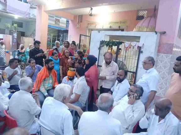 The Municipal Corporation has issued a notice to demolish the Hanuman temple of Shanti Nagar, terming it an illegal construction
