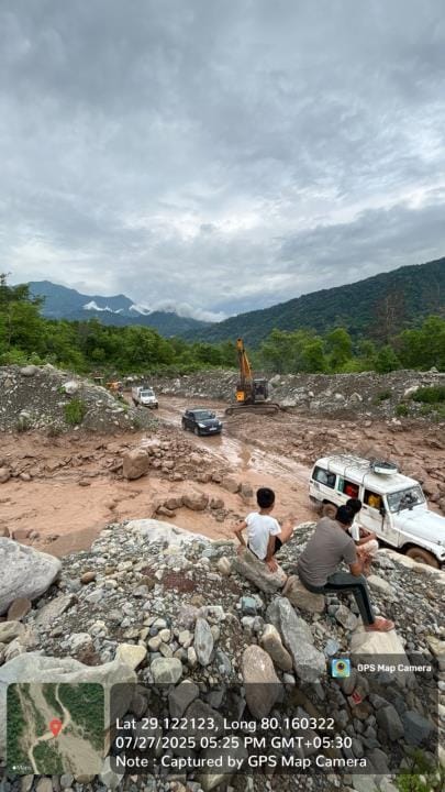 Heavy debris again arrived in Batnagar, Purnagiri road remained closed for three hours.