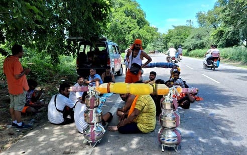 Kanwariyas were seen resting on the road on the second day too