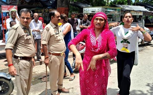 Two groups of eunuchs clashed in front of policemen in the police station