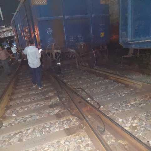 Wagon of goods train derailed, rail traffic disrupted for one and a half hours