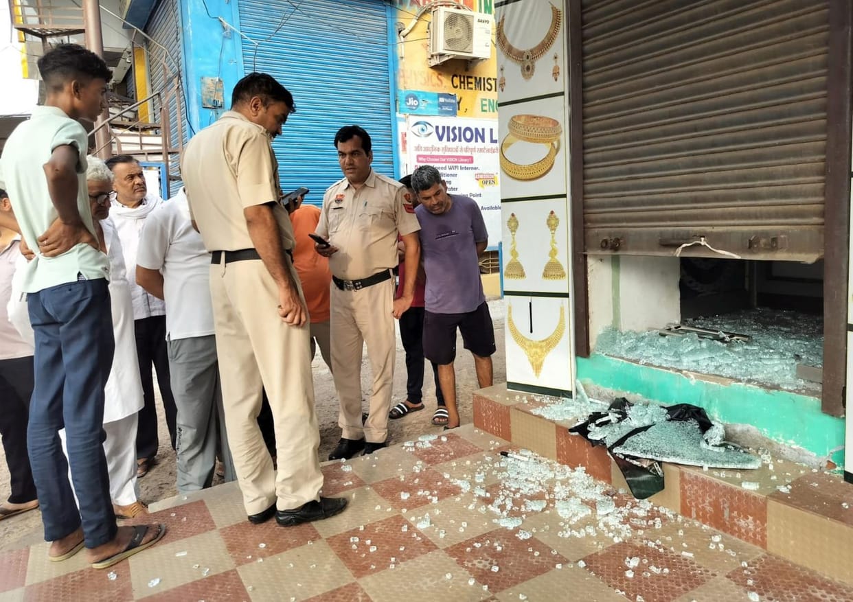 theft in ornament shop