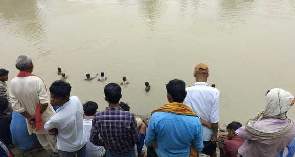Muzaffarpur Bihar news :child submerge in bagmati river during bath on sawan monday today