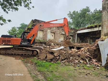 भोगीलाल पंड्या राजकीय महाविद्यालय में दीवारों को ढहाता बुल्डोजर।
