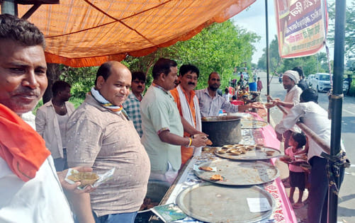 Bhandaars were organized for Kanwadis across the district, delicious food was consumed in abundance