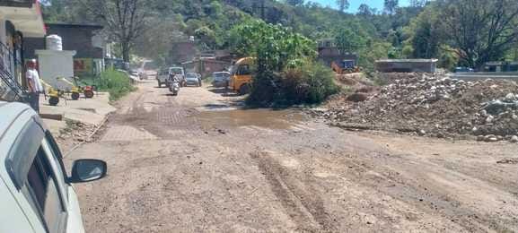 The condition of the road from Bassi to Tarkwadi is bad, people are in distress