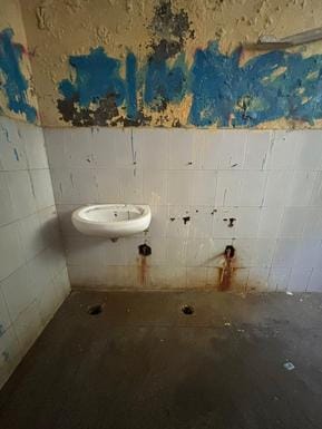 Dirt spread in the toilets of Badsar Mahavidyalaya, students are facing problems