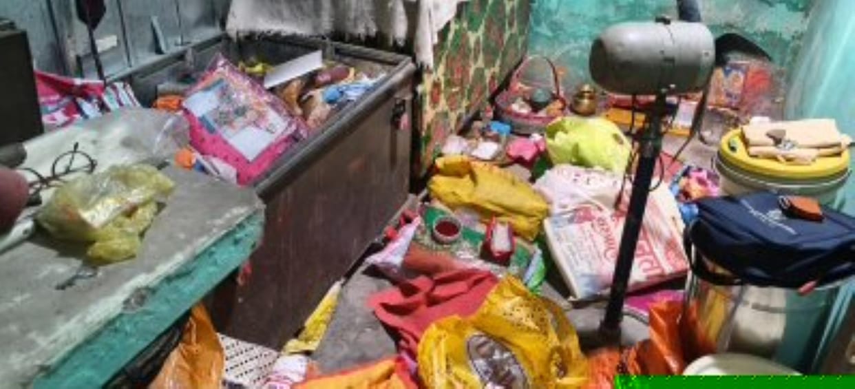 Thieves stole cash and jewelry from three houses