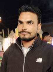 A young man coming to Manauna Dham died in an accident, four people including his wife and child were injured