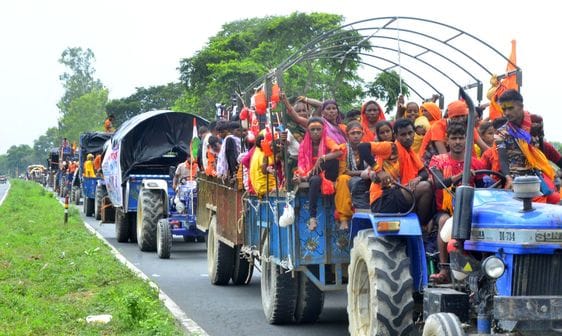 Queue of devotees from Ganga Ghat to Shiva temples, Jalabhishek from dawn