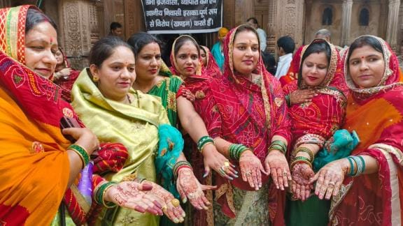 Slogans against the corridor written with mehndi on hands