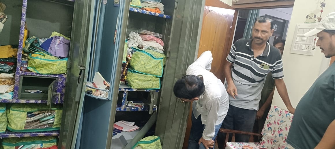 50 lakh stolen by breaking the lock of an empty house in Jhunsi