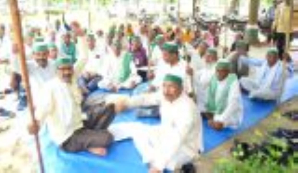 Bhakiyu workers submitted a memorandum to DM to stop smart meters