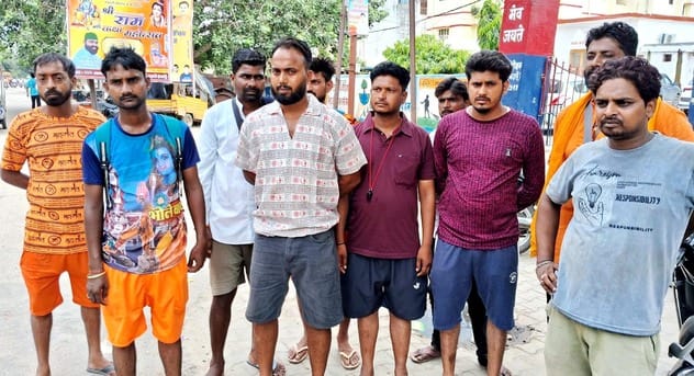 Muslim youth arrives in the guise of a Kavadiya, accused of theft