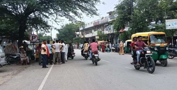 The stand arrangement is limited to paper, pedestrians are facing traffic jam