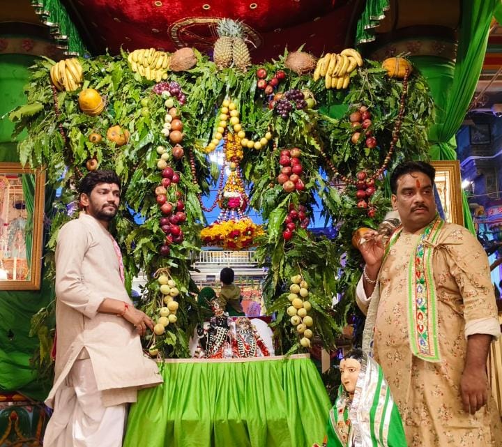 Rajadhiraj gave darshan to devotees in a swing of fruits and flowers